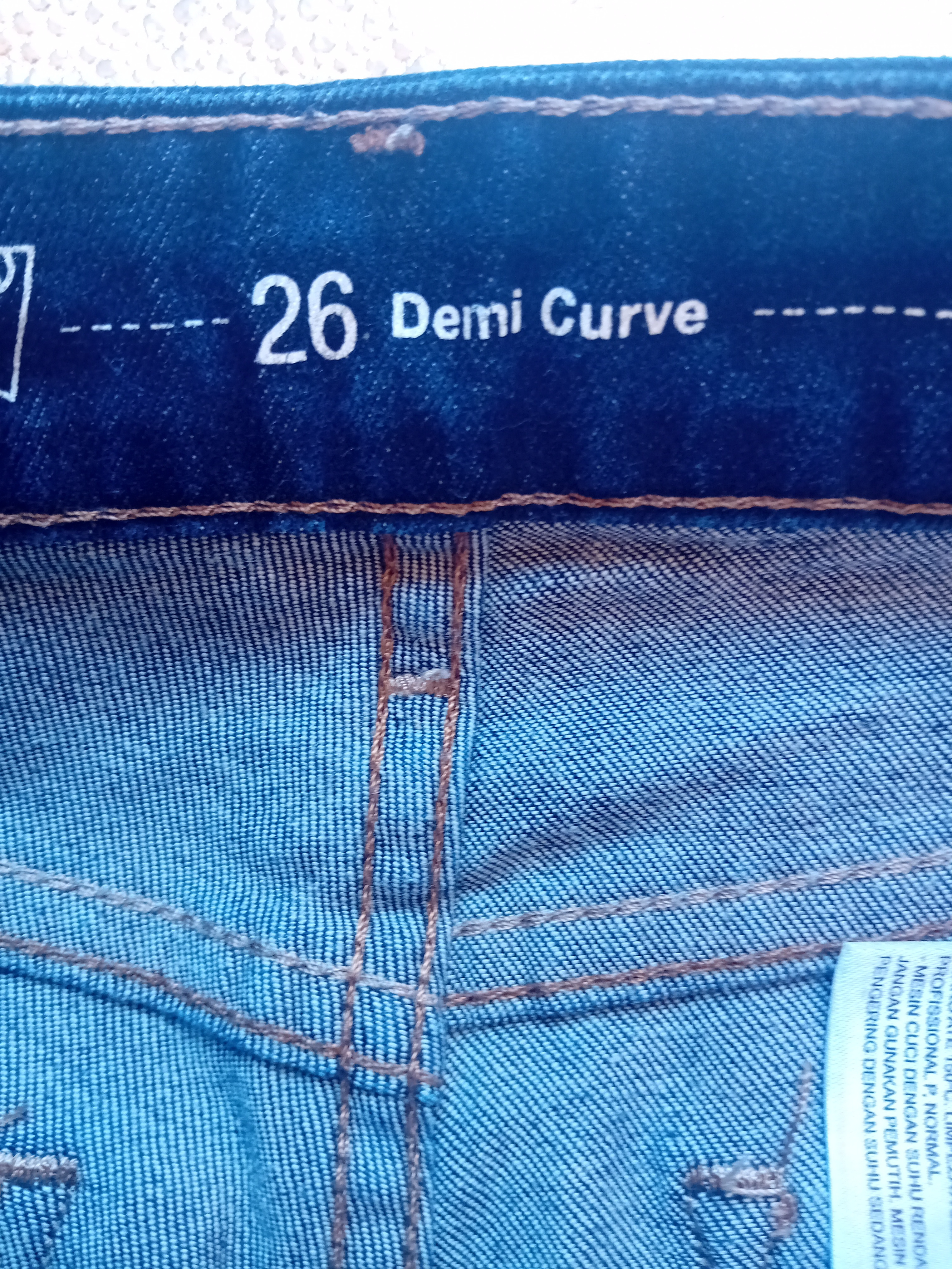 Jean Levis Demi Curve Mid Rise Straight W26