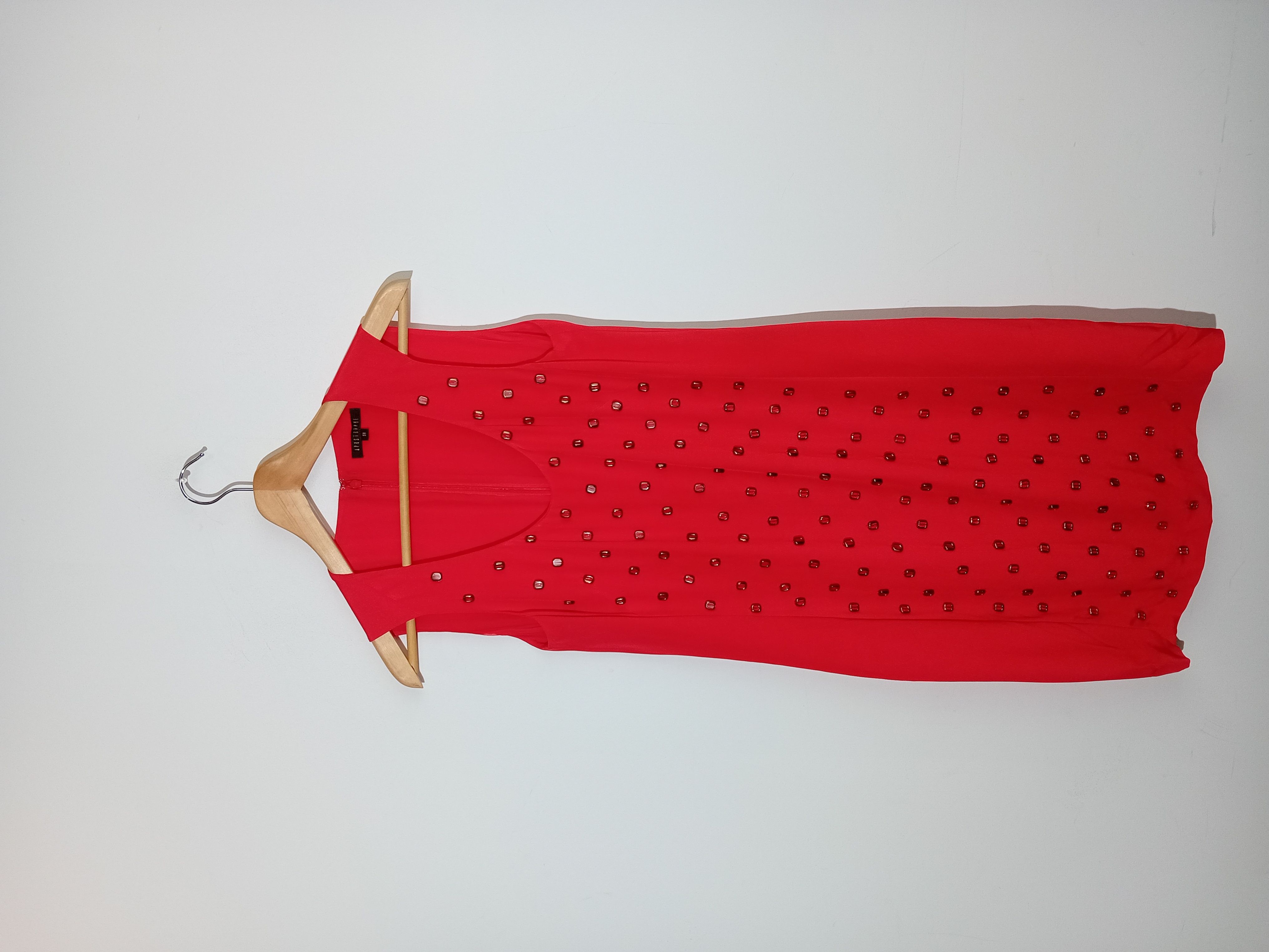 Robe rouge en soie avec perles Apostrophe