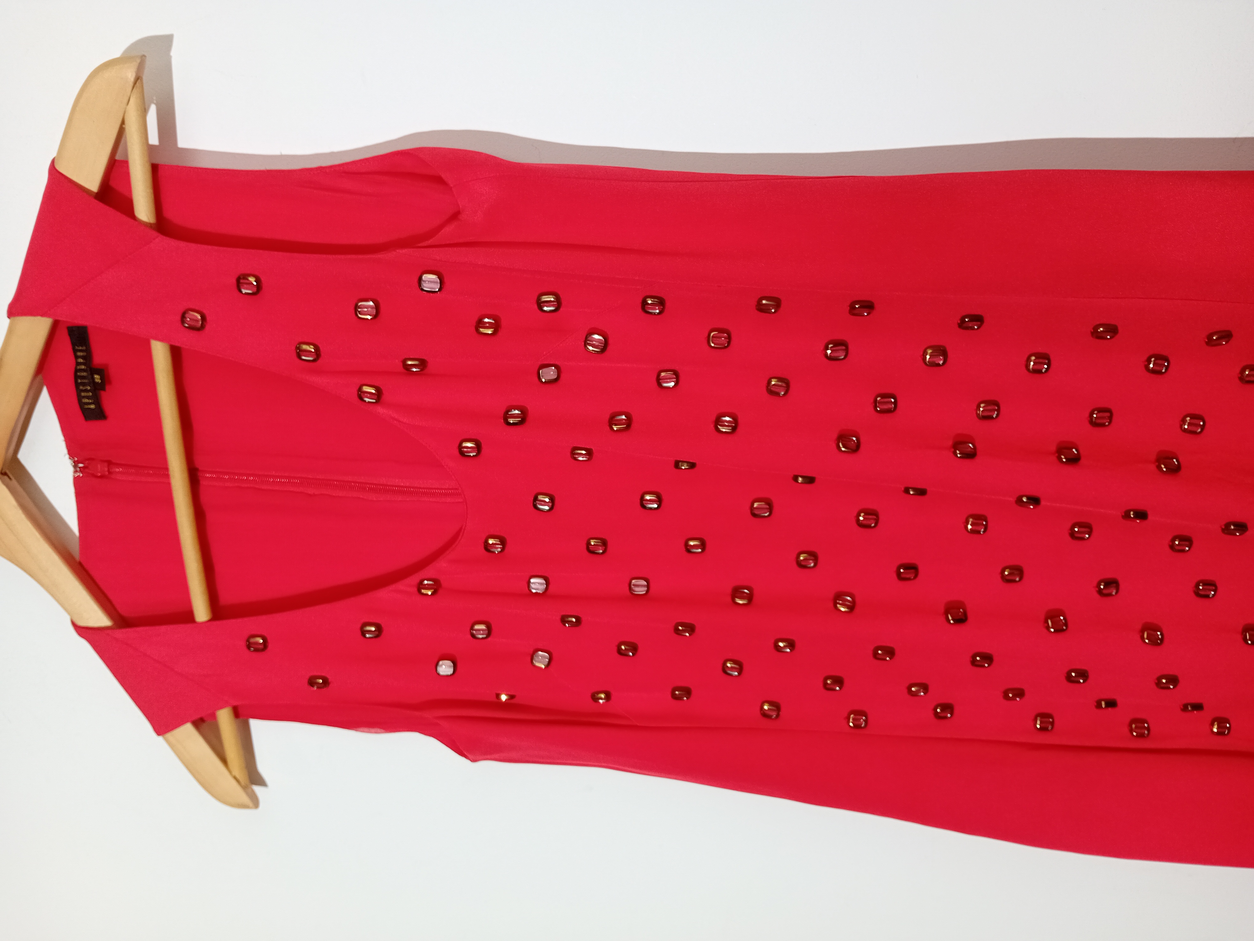 Robe rouge en soie avec perles Apostrophe