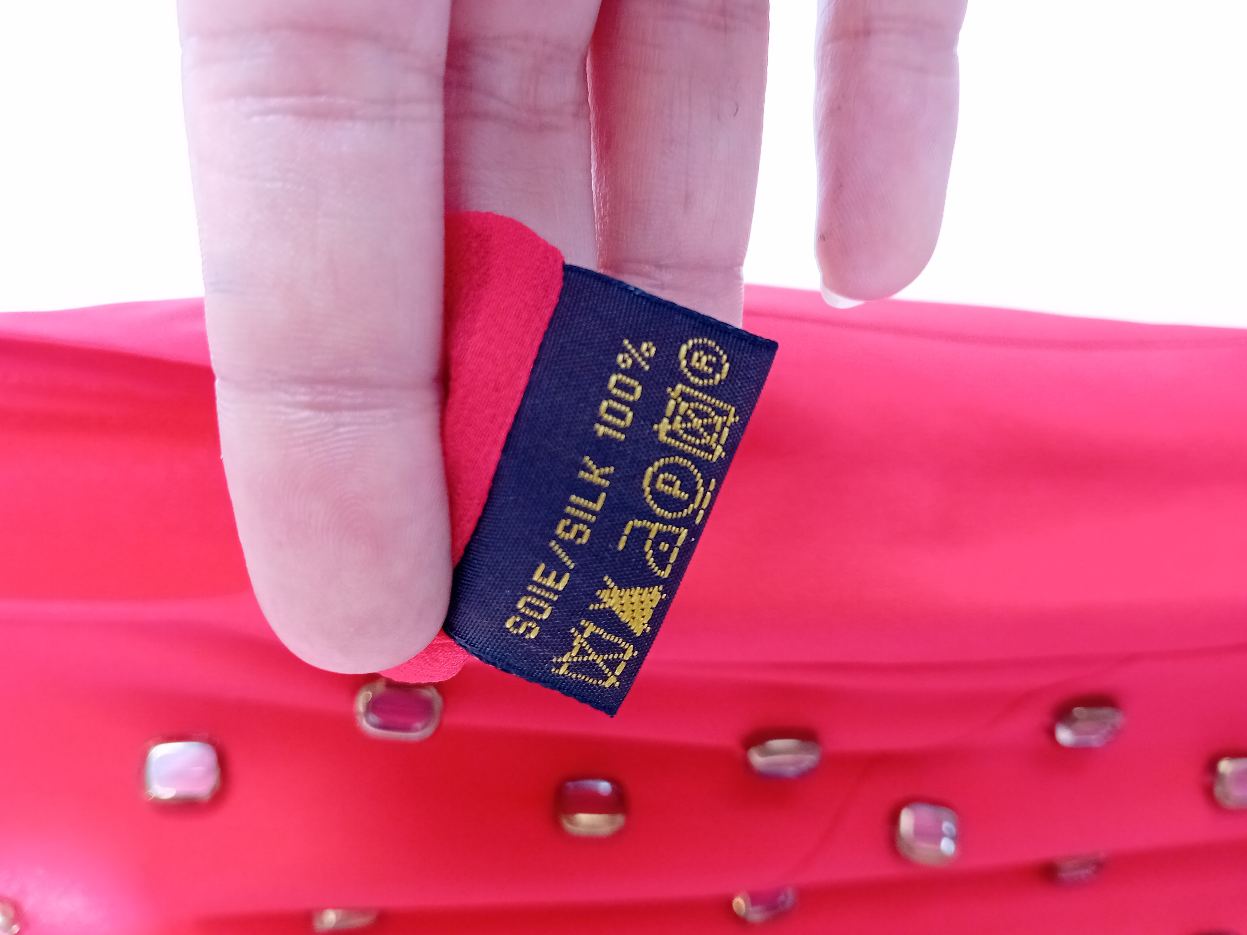 Robe rouge en soie avec perles Apostrophe