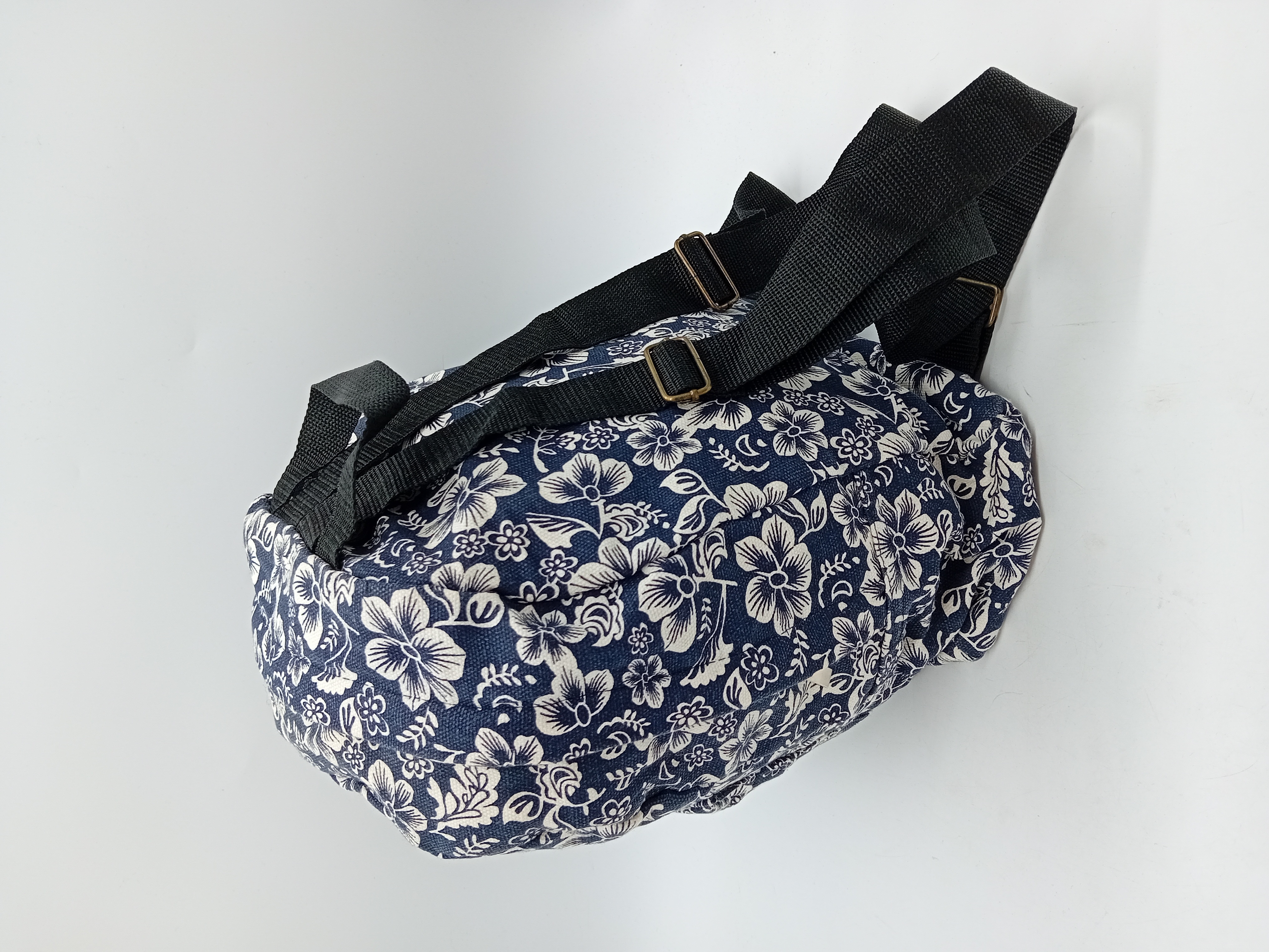 Sac à dos bleu à motifs fleurs