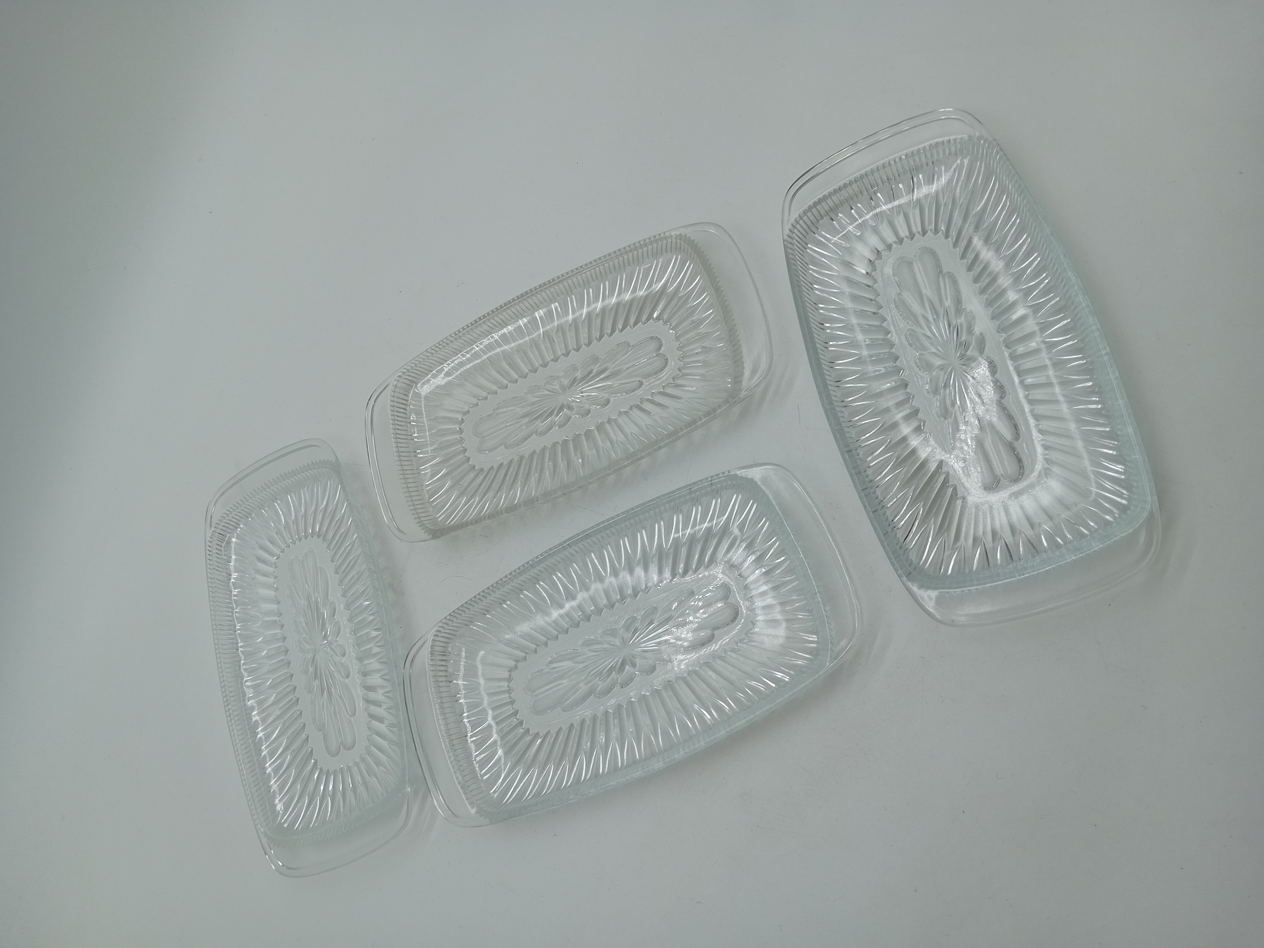 Lot De 4 Plats En Verre Ciselé Vintage