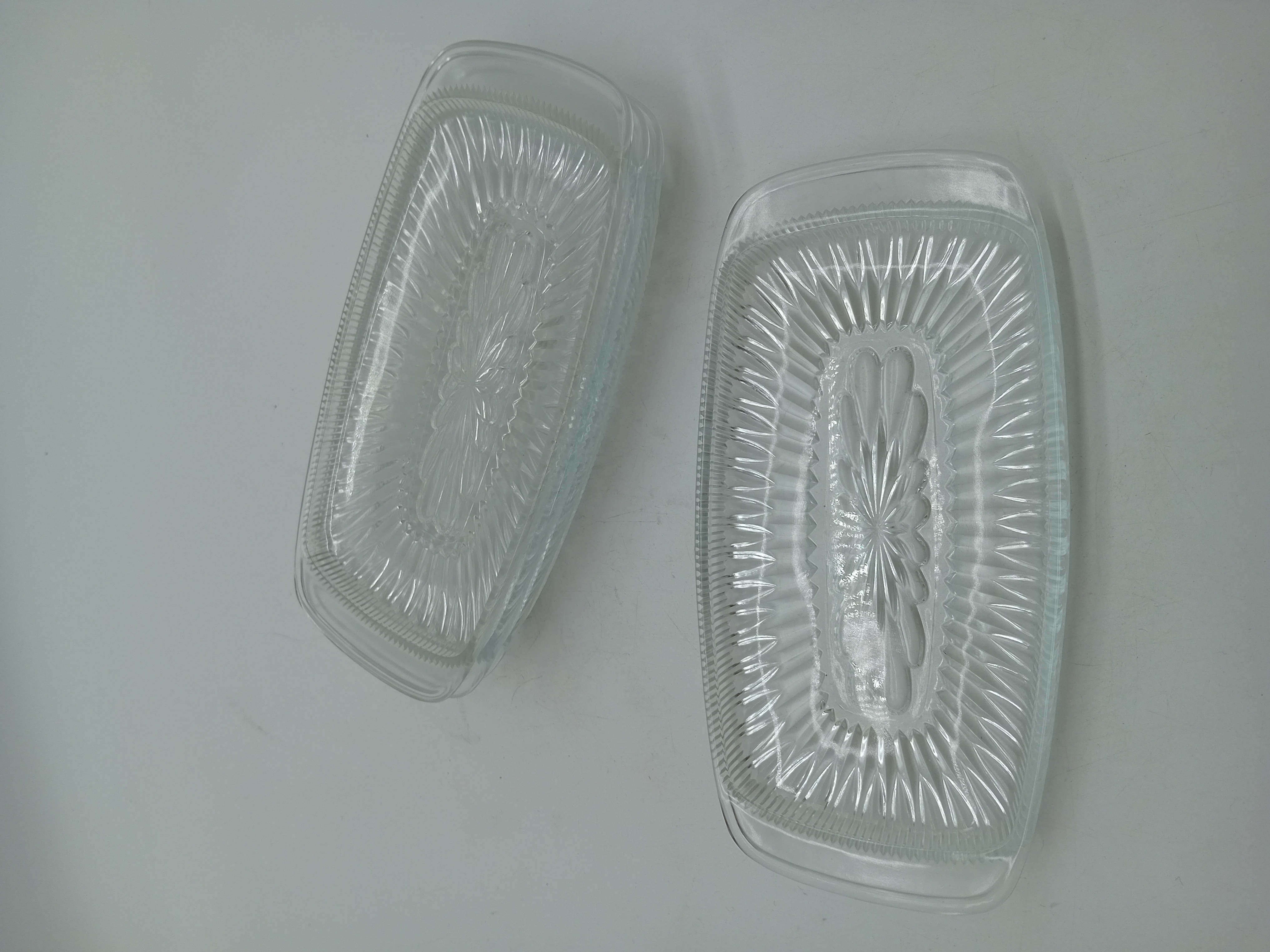 Lot De 4 Plats En Verre Ciselé Vintage
