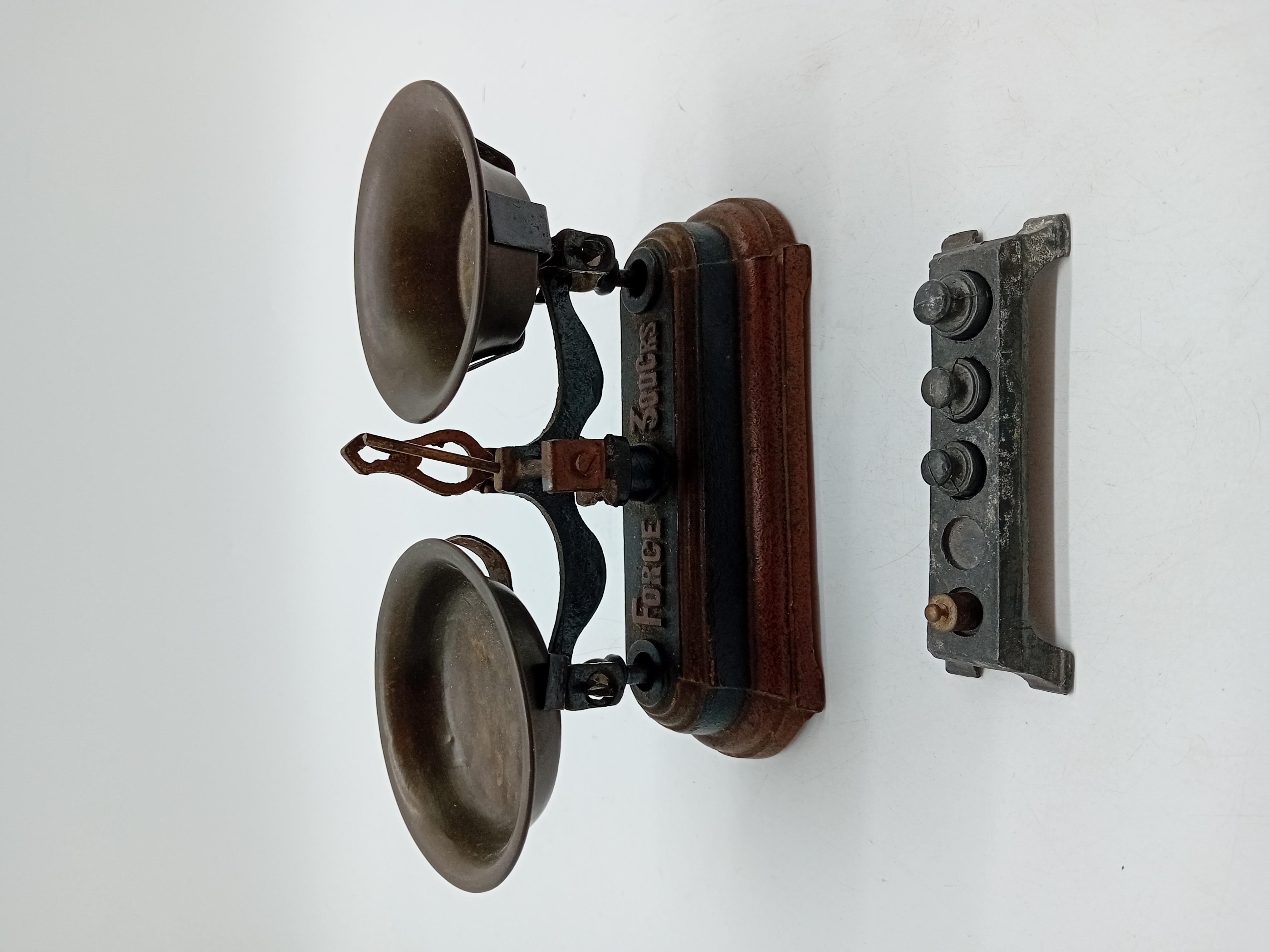 Ancienne Balance De Roberval Et Poids