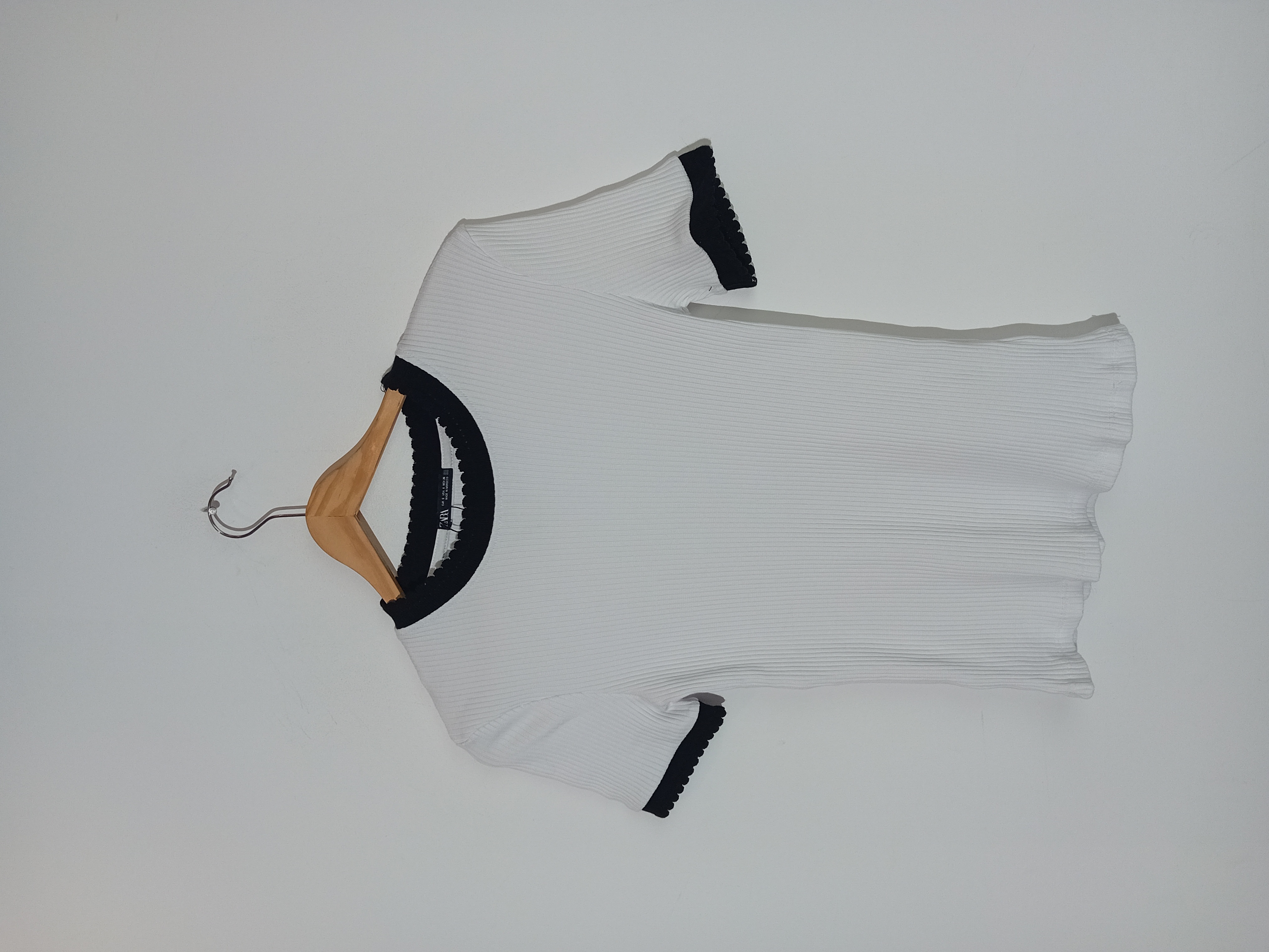 T-shirt Côtelé Blanc Et Noir Zara