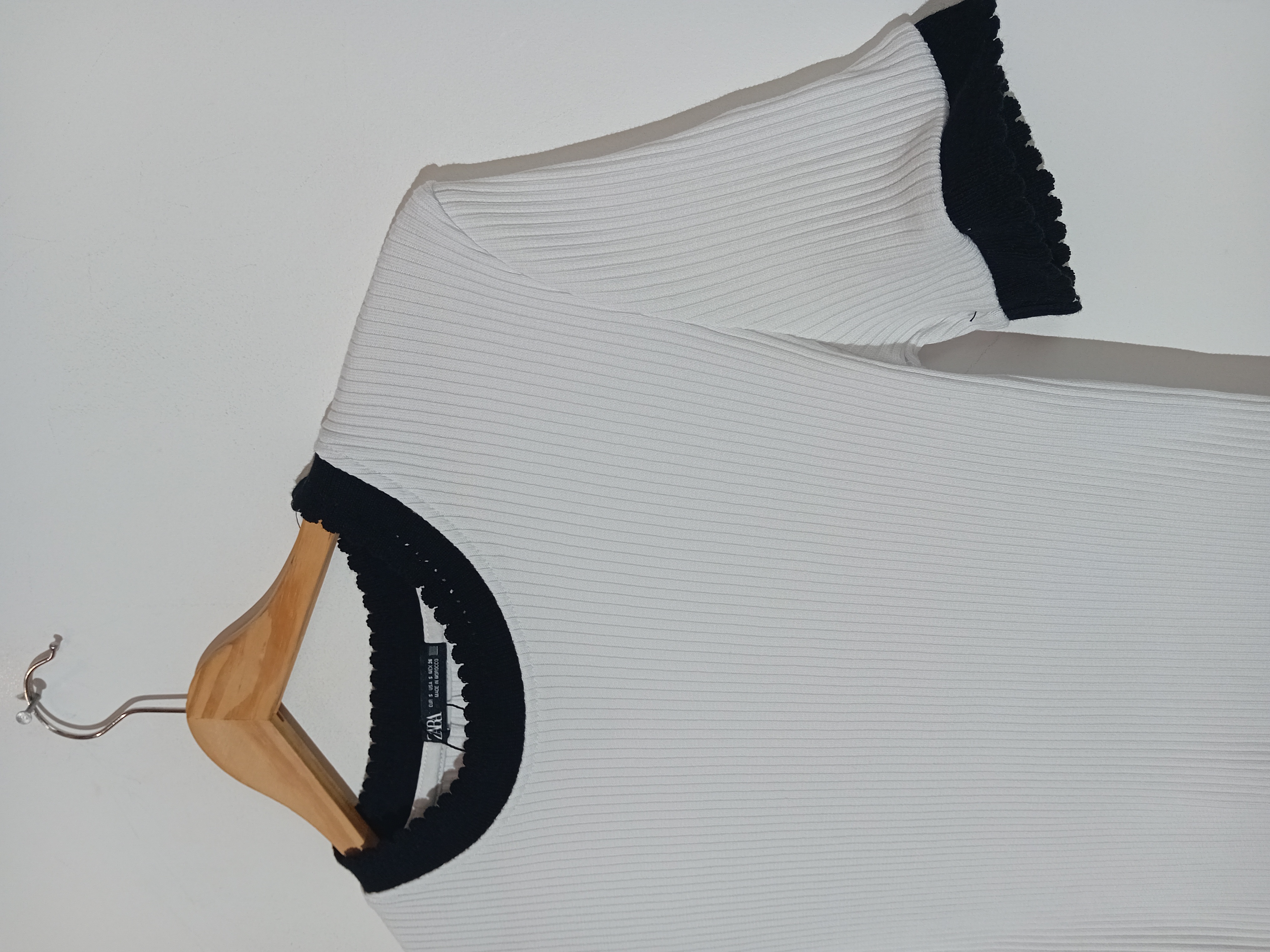 T-shirt Côtelé Blanc Et Noir Zara
