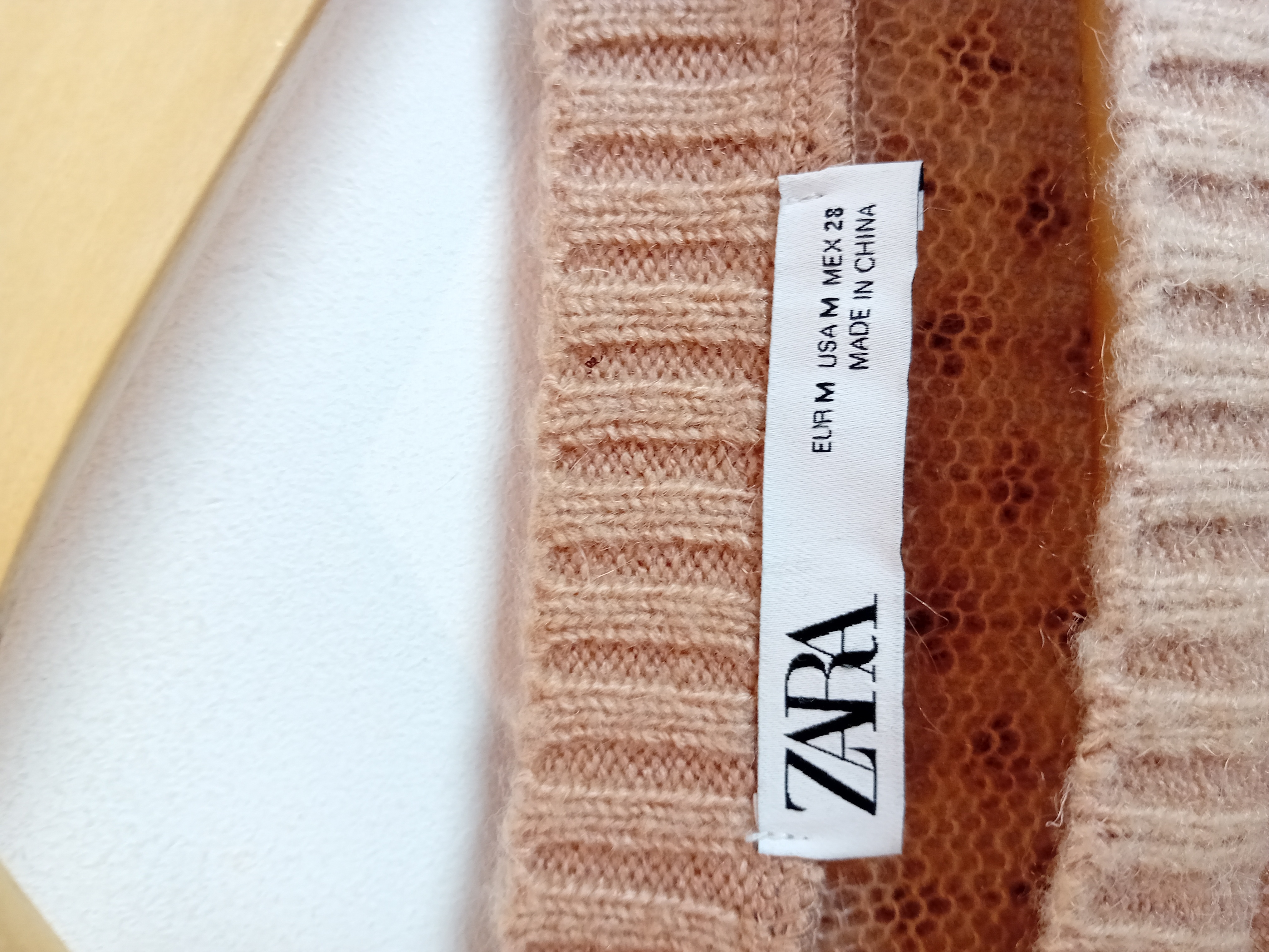 Pull En Maille À Paillettes Zara