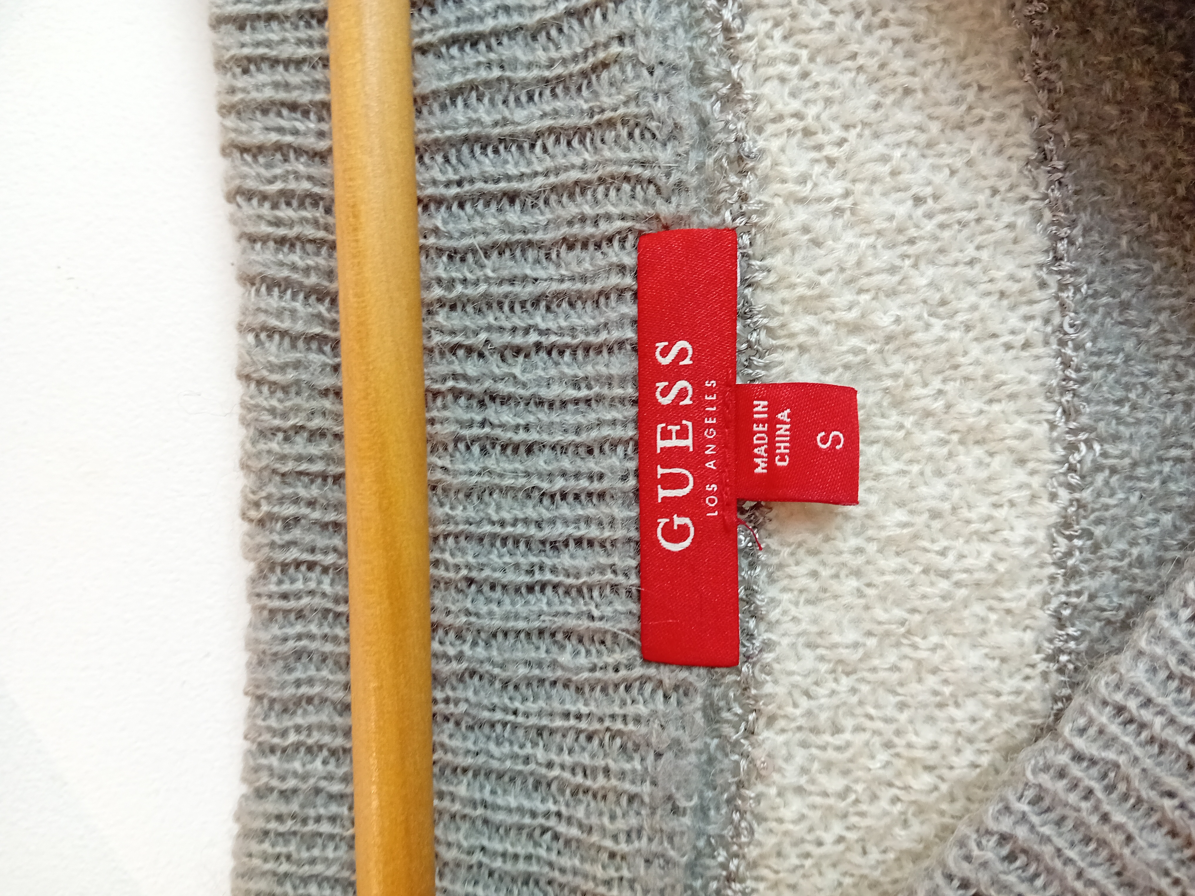Pull Rayé Gris Et Blanc Guess
