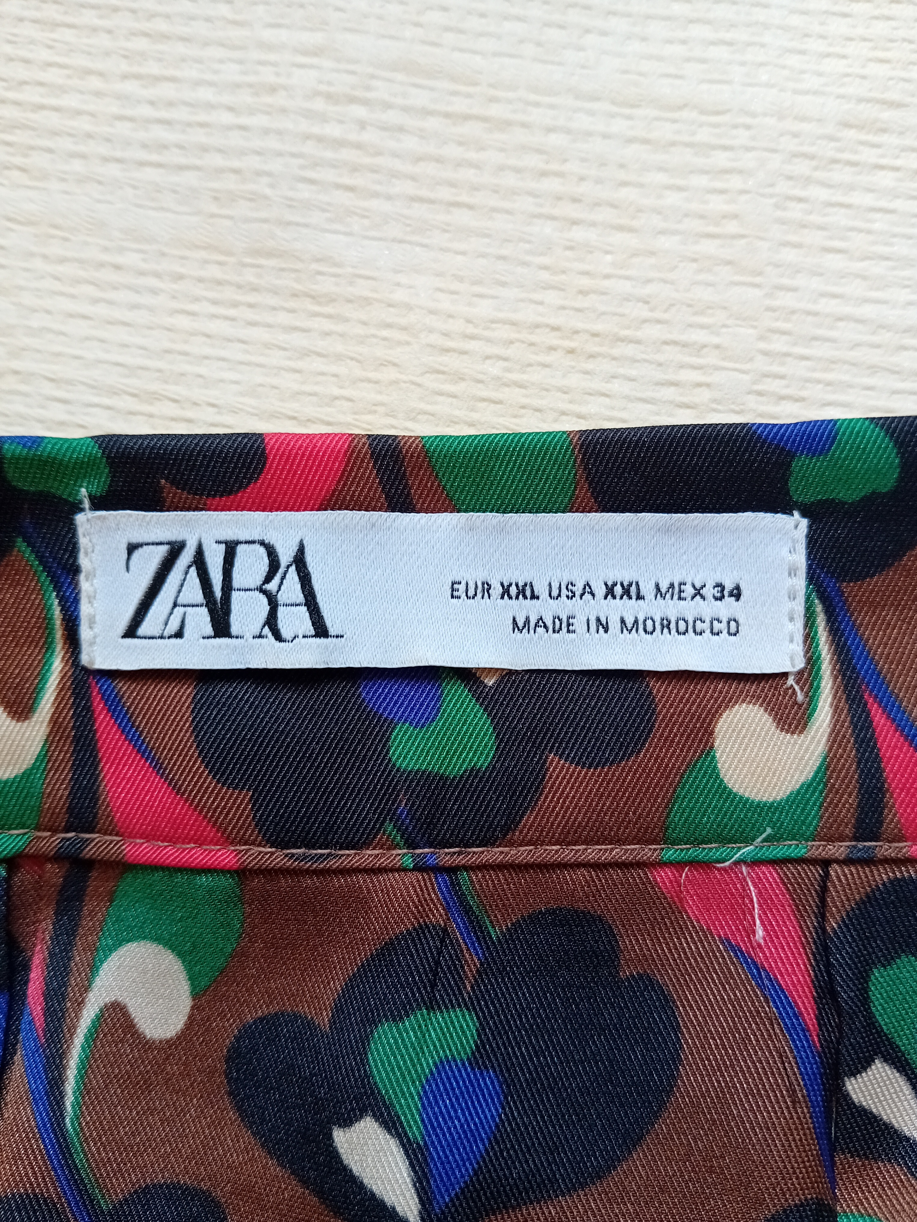 Jupe Mi-longue Satinée À Motif Floral Zara