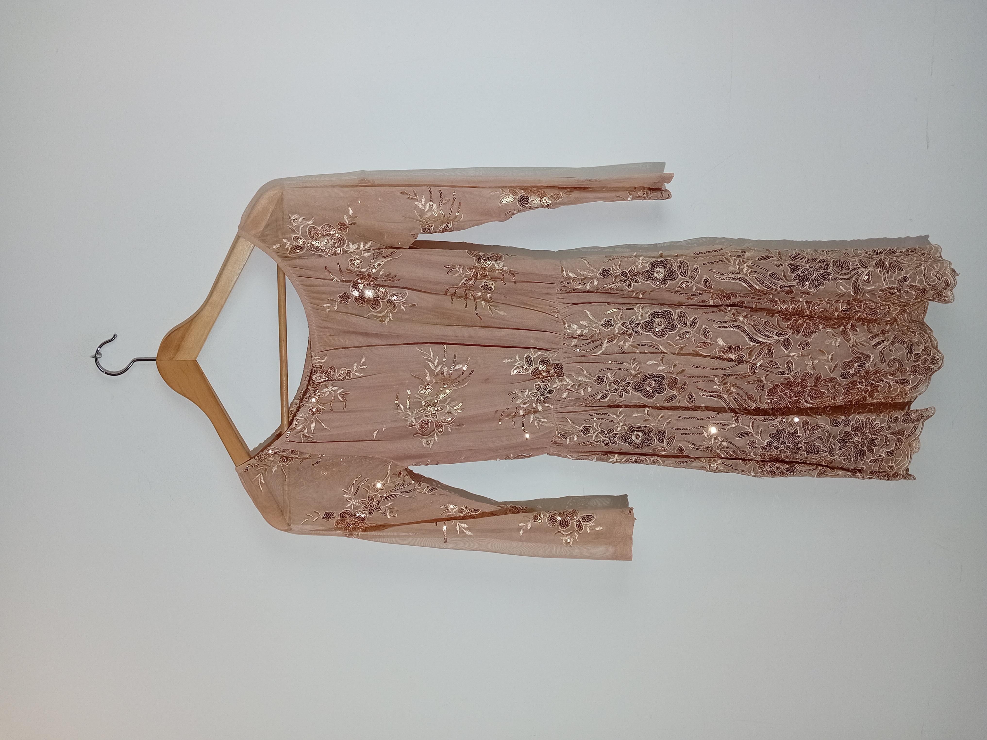 Robe en tulle rose poudré avec broderies dorées