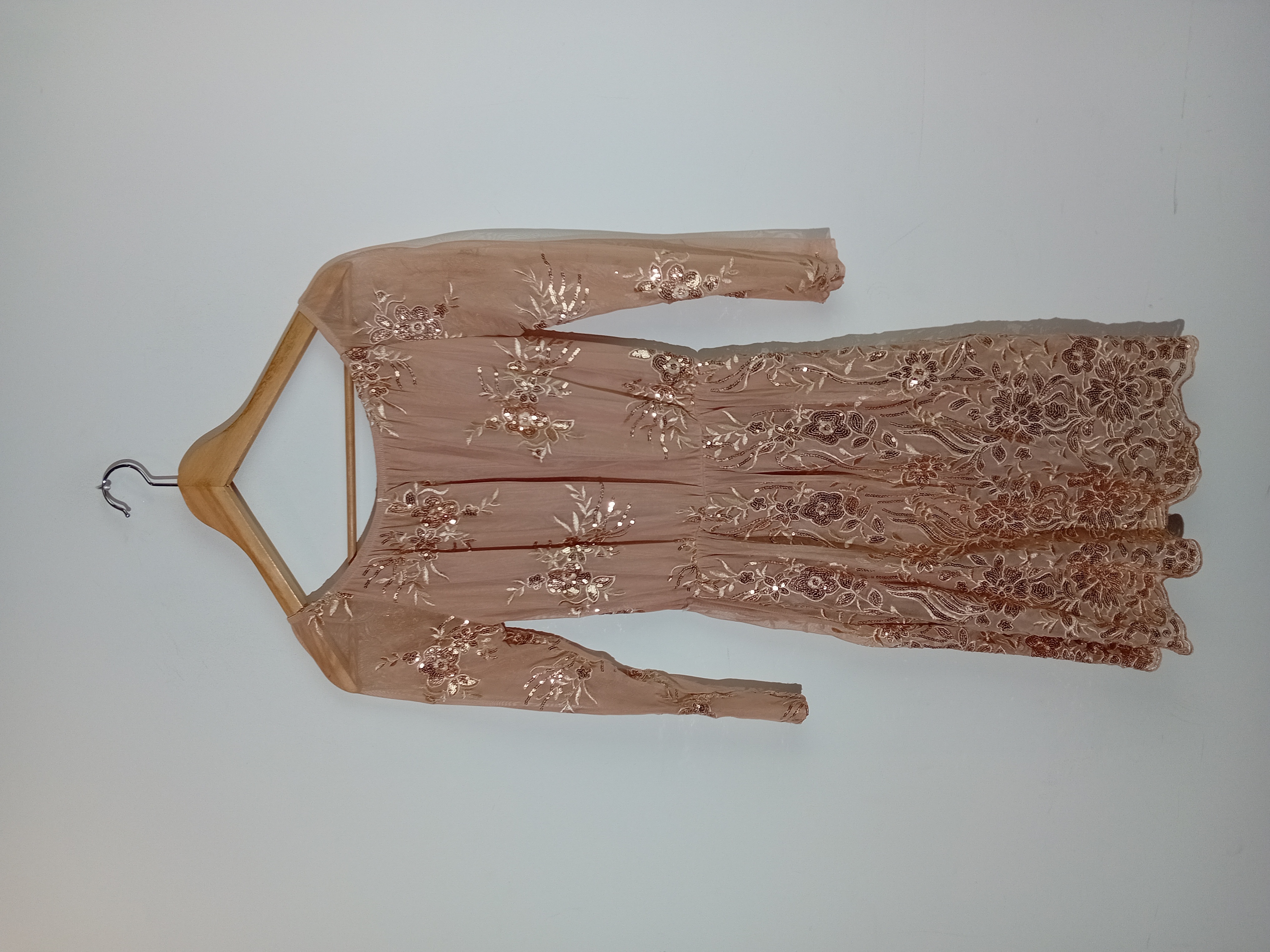 Robe en tulle rose poudré avec broderies dorées