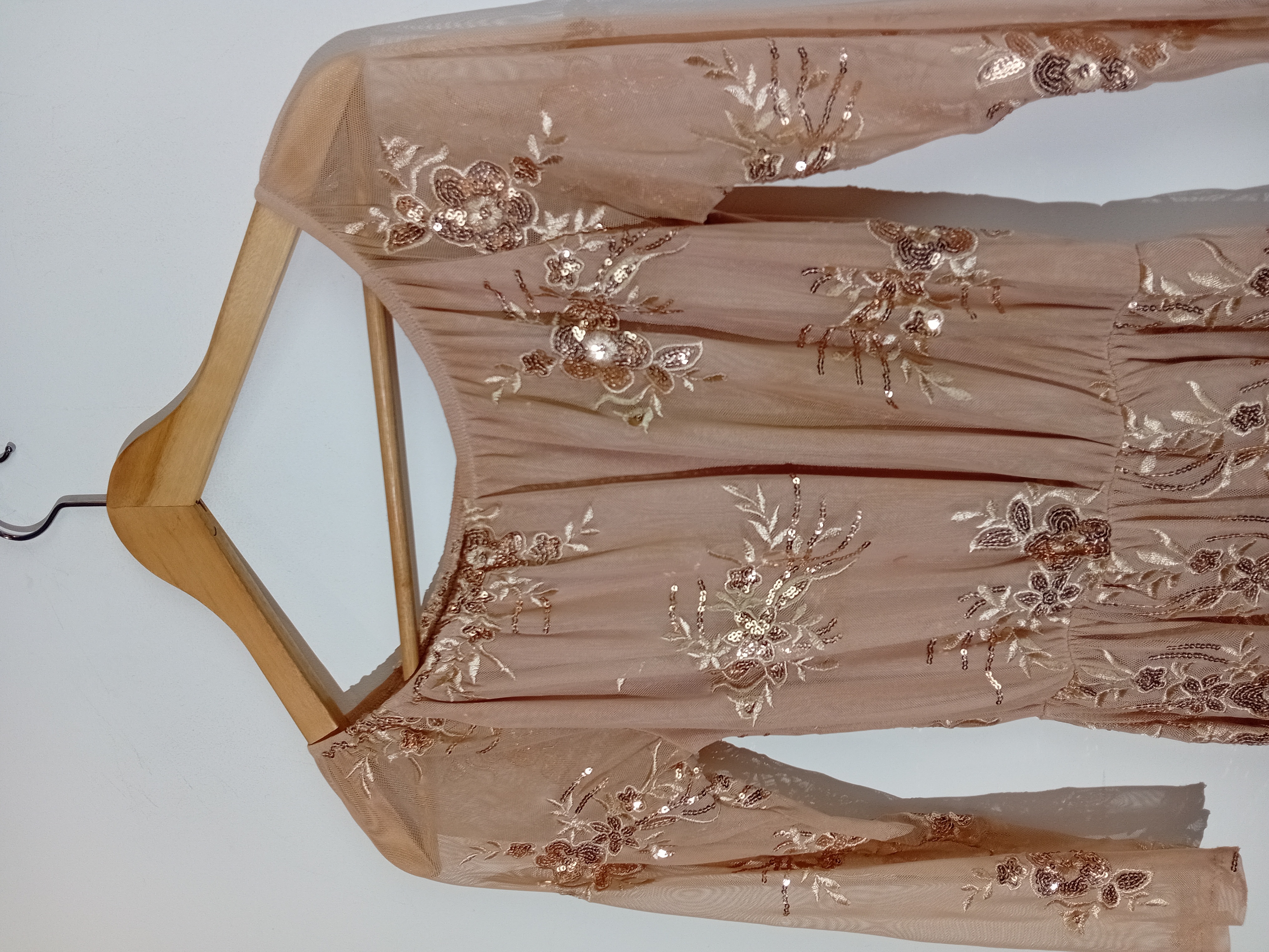 Robe en tulle rose poudré avec broderies dorées