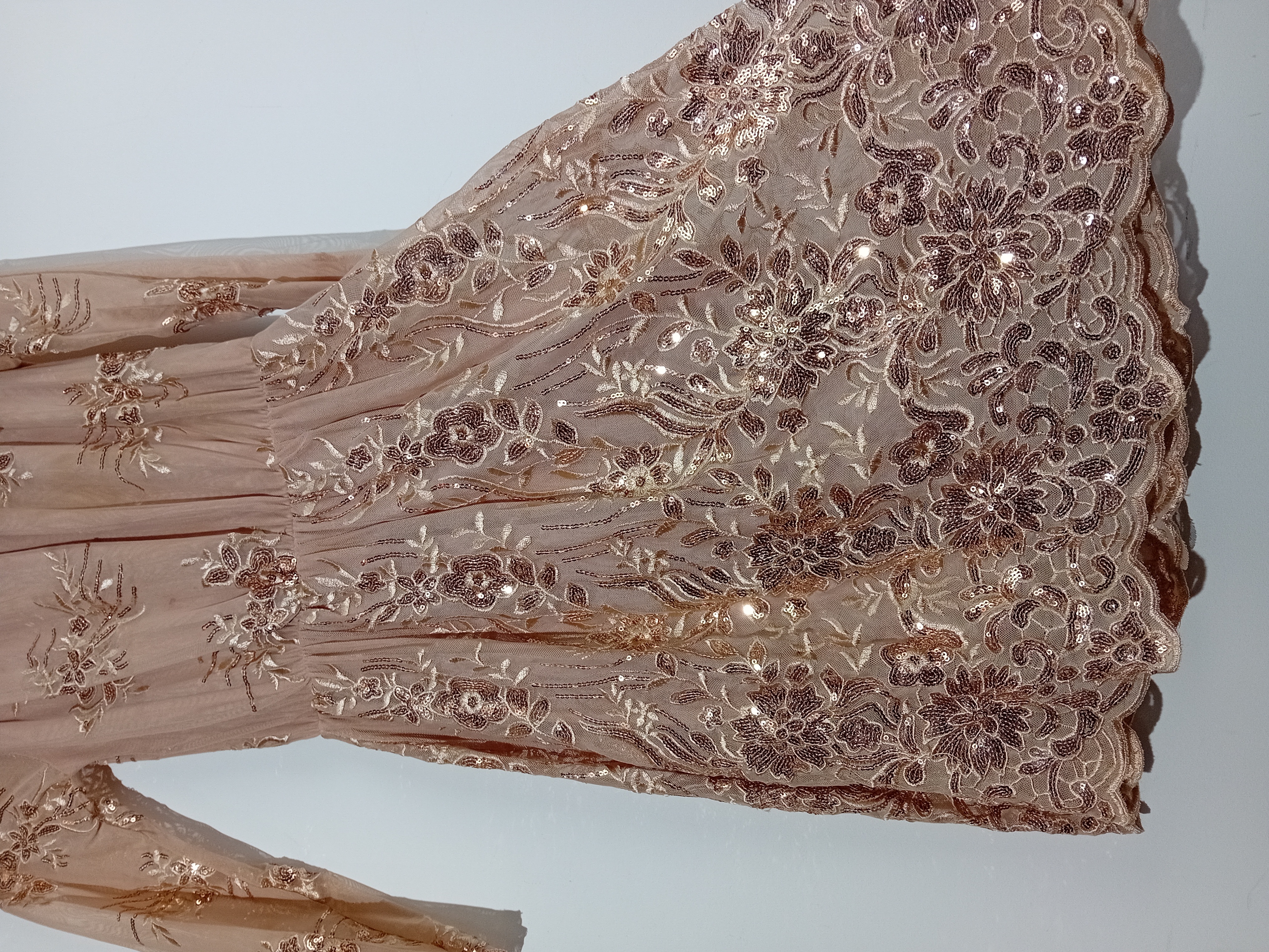 Robe en tulle rose poudré avec broderies dorées