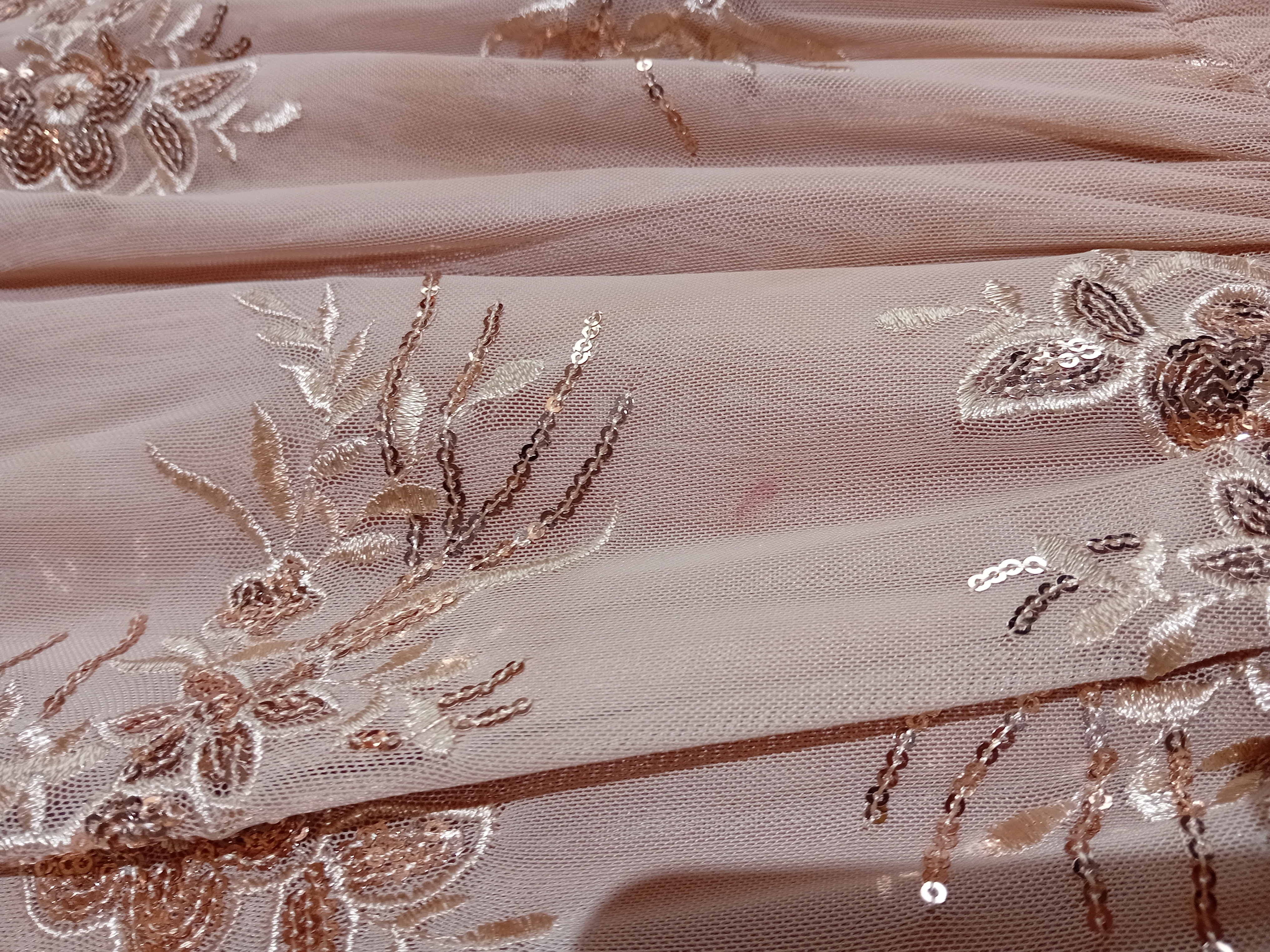 Robe en tulle rose poudré avec broderies dorées