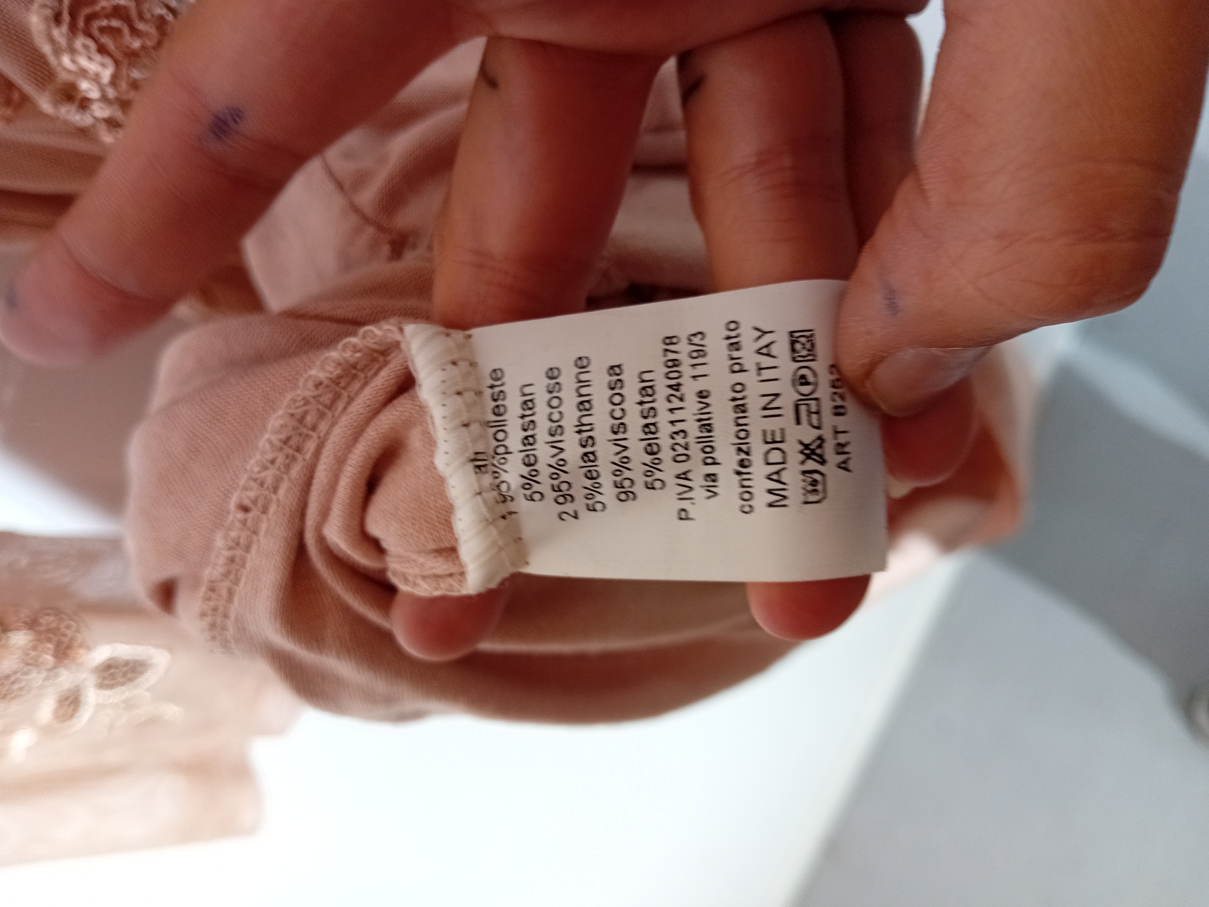 Robe en tulle rose poudré avec broderies dorées