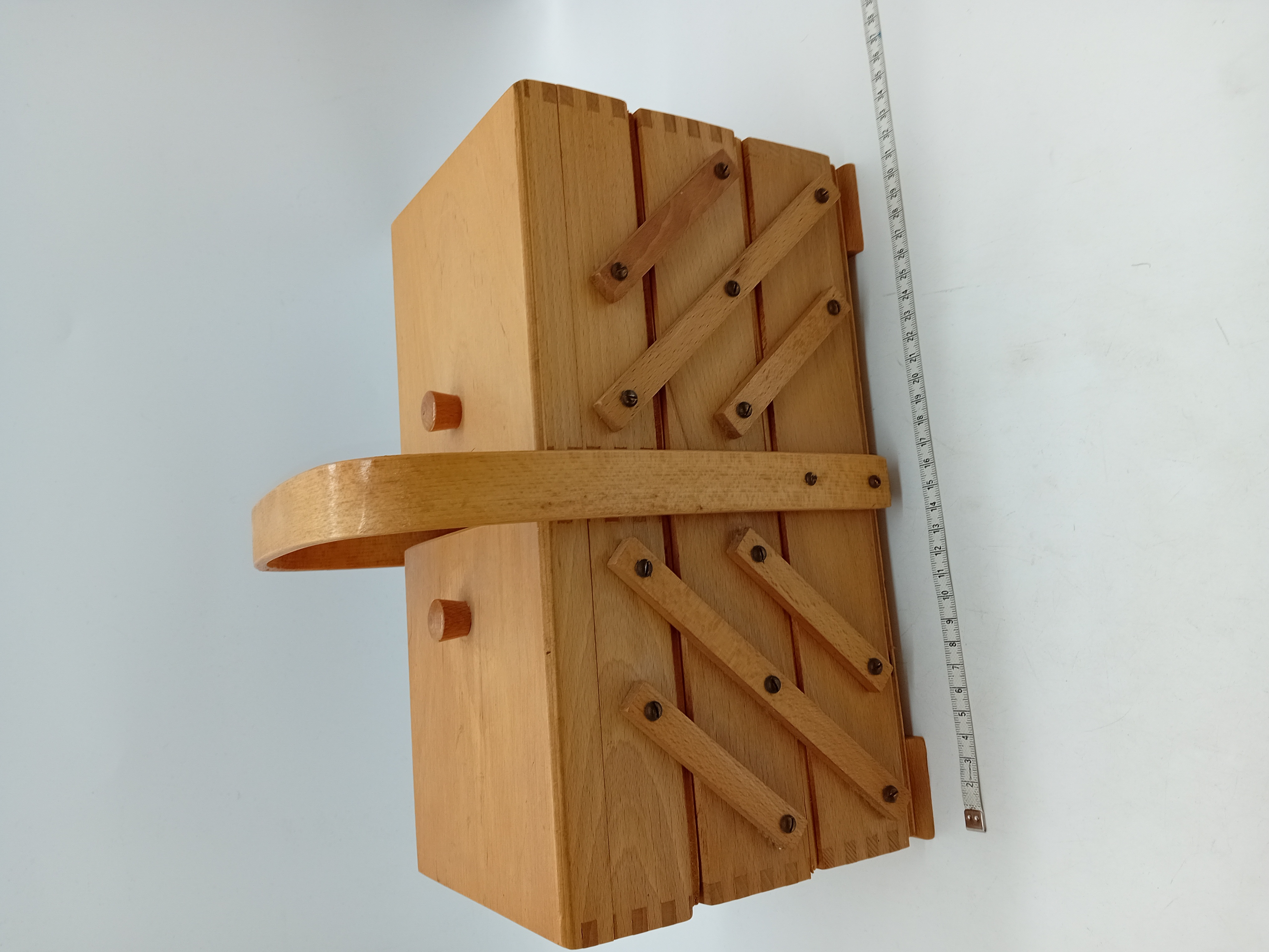 Travailleuse De Couture Vintage En Bois