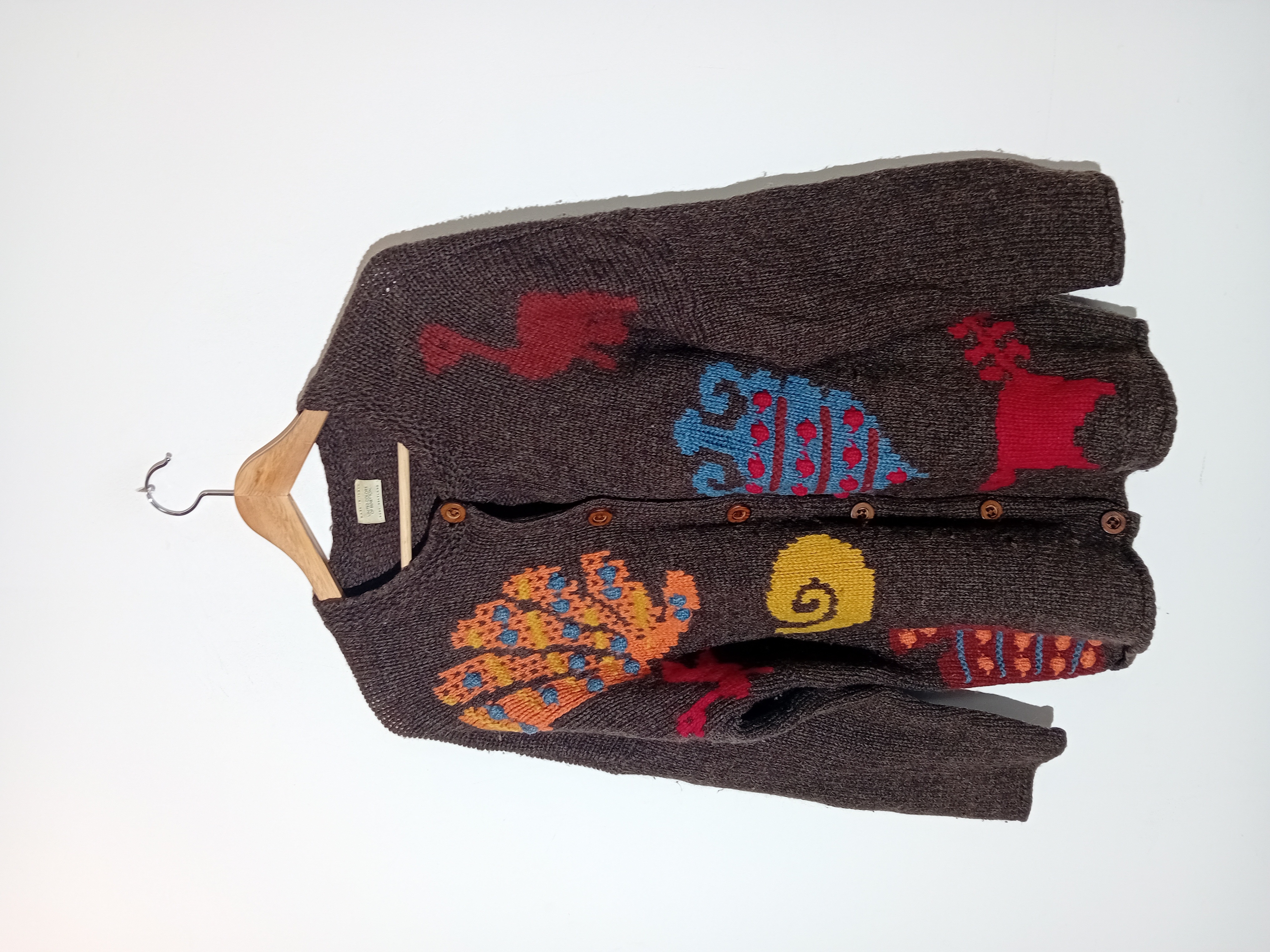 Gilet en laine Shetland marron avec motifs colorés