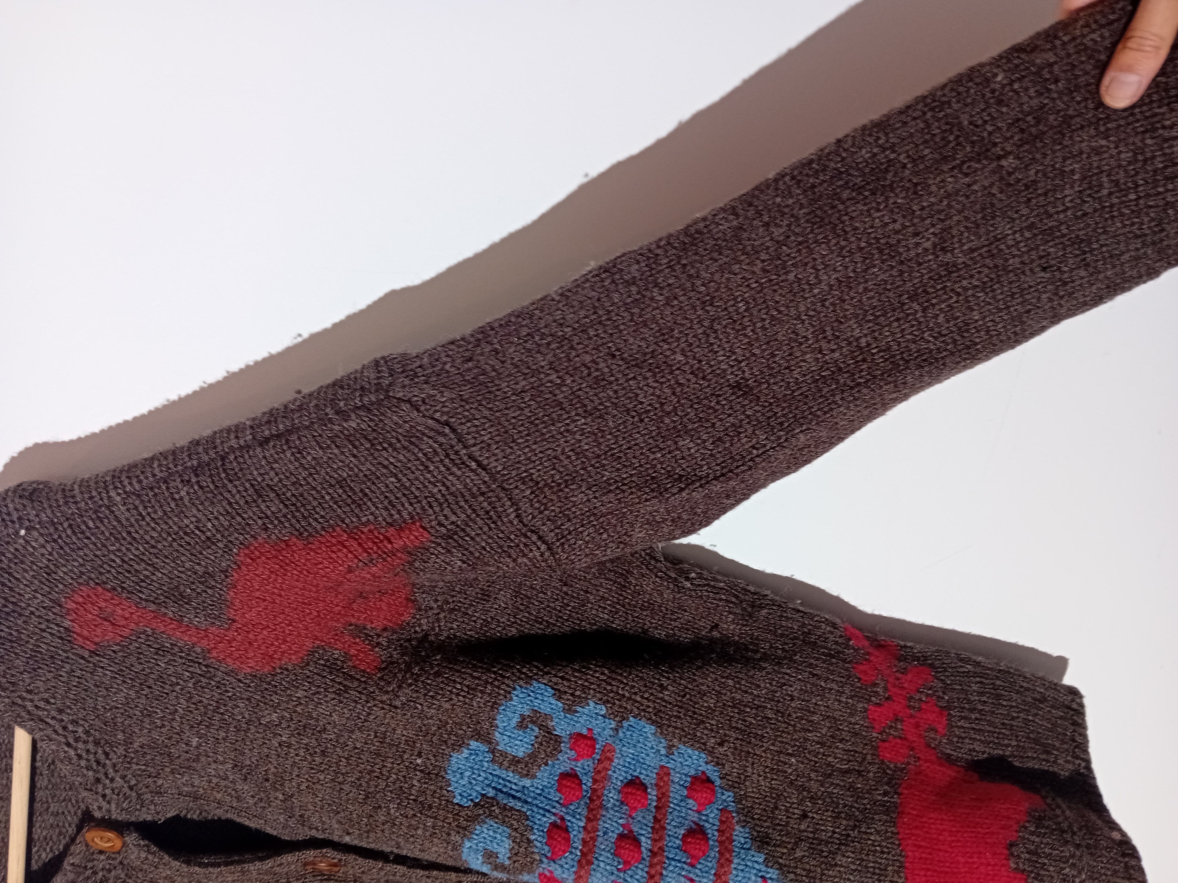 Gilet en laine Shetland marron avec motifs colorés
