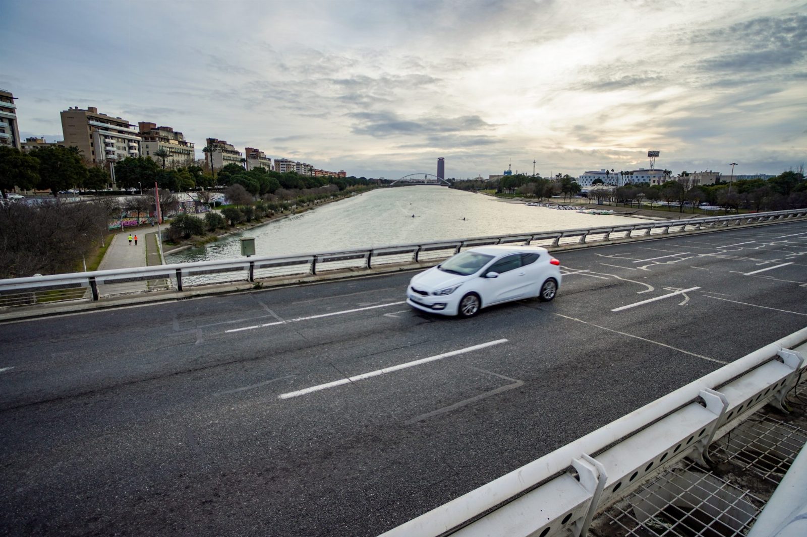 Berline compacte blanche, confortable sur autoroute