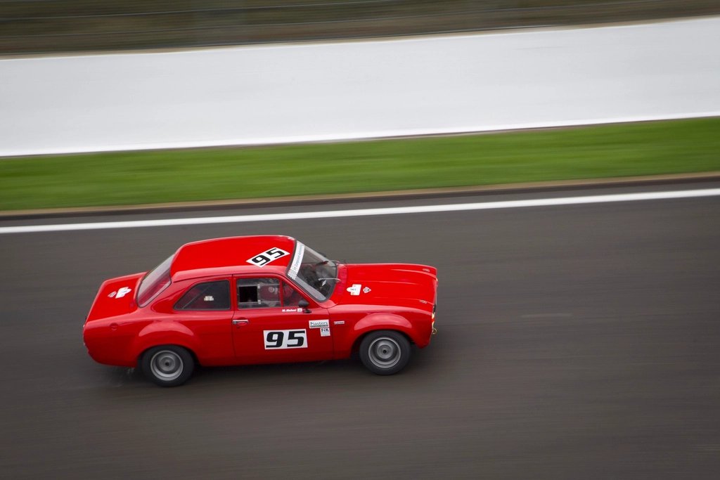 Berline sportive de collection, rouge course