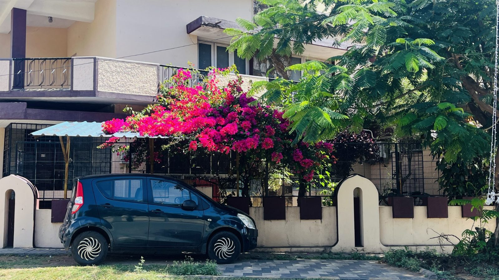 Petite citadine noire, parfaite pour se garer partout