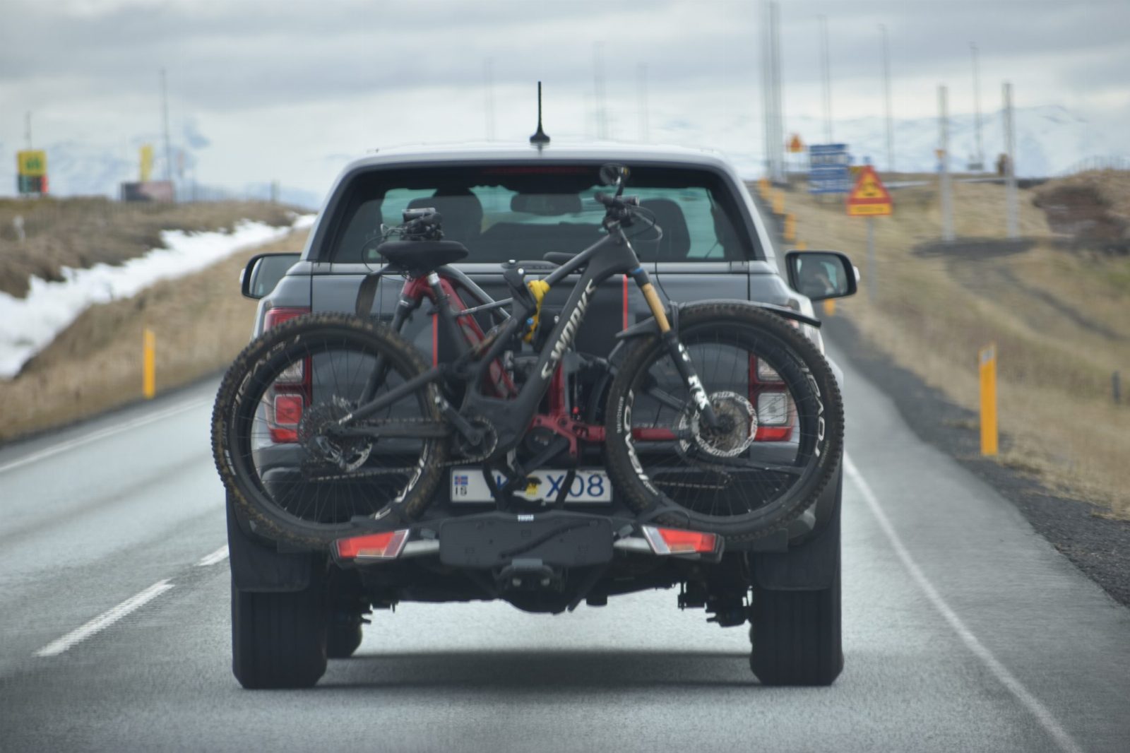 4x4 avec porte-v&eacute;los, pr&ecirc;t pour l&rsquo;aventure
