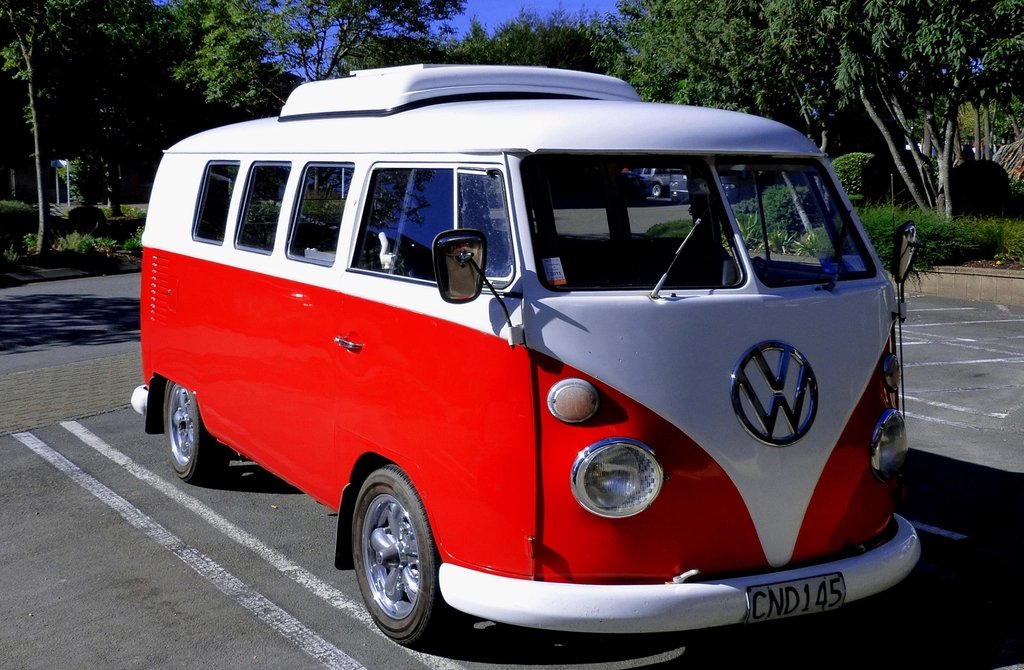 Combi Volkswagen rouge et blanc, 7 places